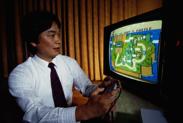 Miyamoto mostrando Super Mario World